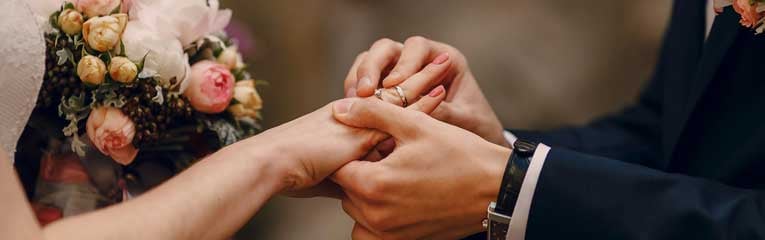 marital-debt-can-be-resolved-with-a-debt-consolidation-loan-from-peach-state-image-of-hands-and-wedding-rings