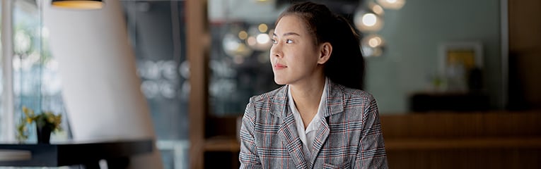 young busniess woman at her desk-1