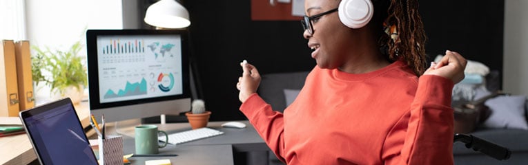 credit-union-vs-bank-mortgage-woman-in-wheelchair-online-laptop