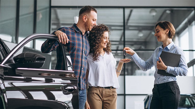 Couple-getting-keys-to-new-car-after-finding-the-best-cars-and-car-loans-online.
