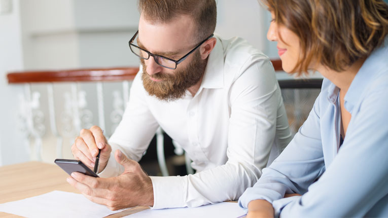 this-couple-is-considering-refinancing-their-auto-loan-but-need-to-know-when-it-should-be-considered.